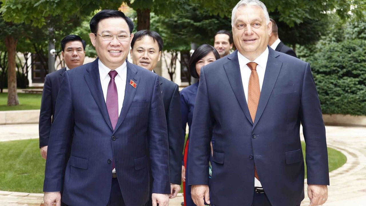 NA Chairman Vuong Dinh Hue has a meeting with Hungarian Prime Minister Viktor Orbán