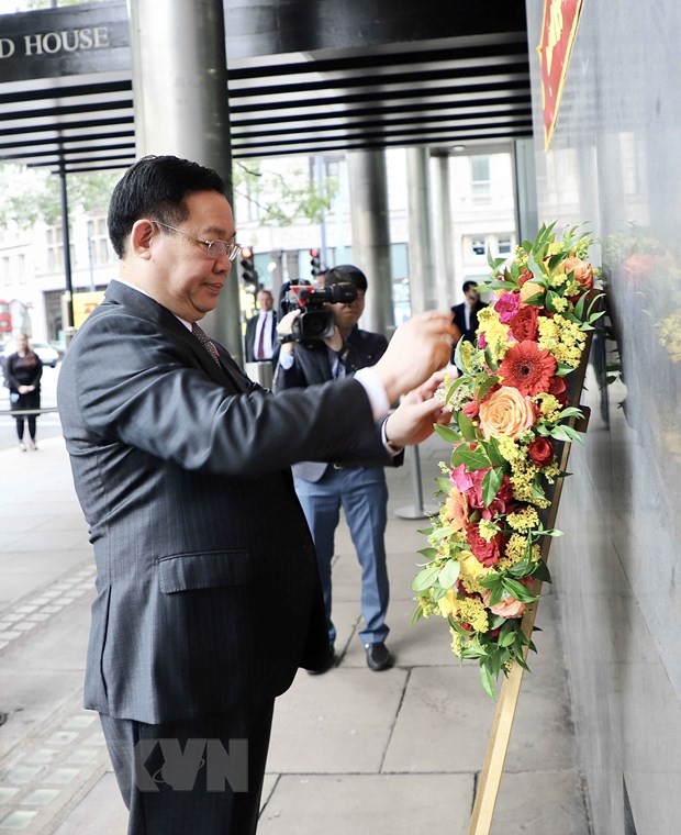 NA Chairman meets Vietnam-UK Network and lays flowers at plaque of President Ho Chi Minh in London