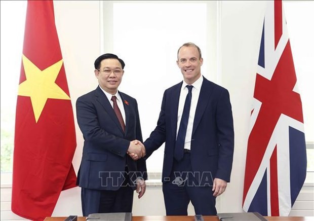 Vietnamese National Assembly Chairman meets with British officials