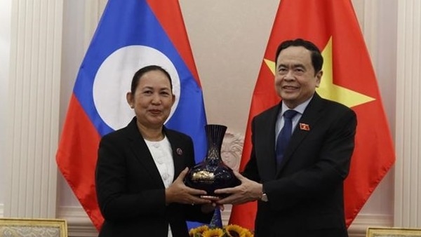 Lao NA Secretary General welcomed in Vietnam