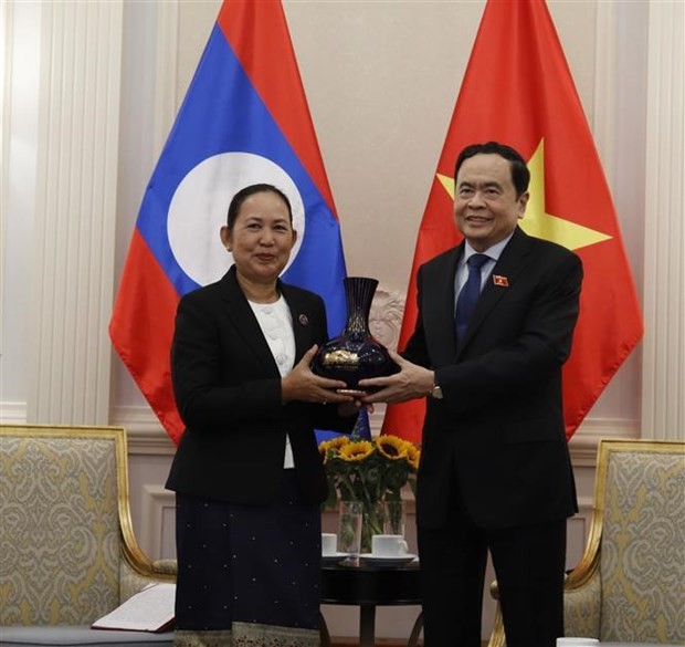 Lao NA Secretary General welcomed in Vietnam