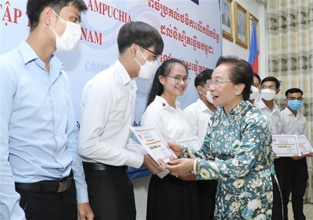 Scholarships presented to Cambodian students in Vietnam