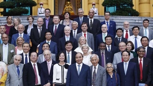 President Nguyen Xuan Phuc meets with international scientists