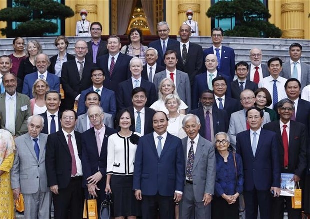 President Nguyen Xuan Phuc meets with international scientists