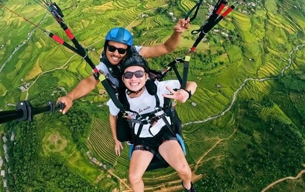 100 pilots join Khau Pha paragliding festival in Yen Bai