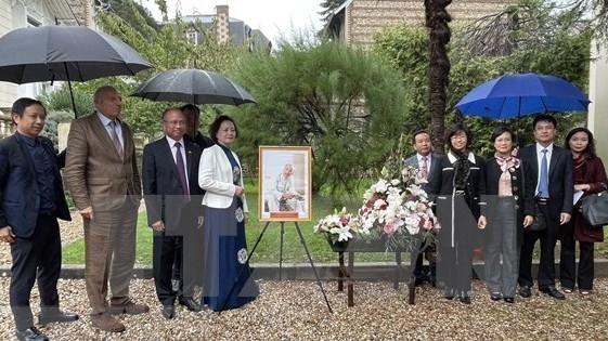 Embassy organises trip paying tribute to President Ho Chi Minh in French cities