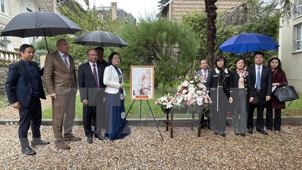 Embassy organises trip paying tribute to President Ho Chi Minh in French cities