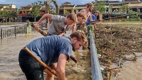 Foreign tourists help clean up Hoi An after typhoon Noru