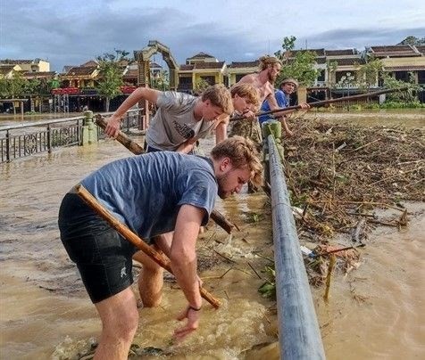 Foreign tourists help clean up Hoi An after typhoon Noru