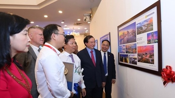 Art photos  Exhibiton featuring contemporary life displayed in Hanoi