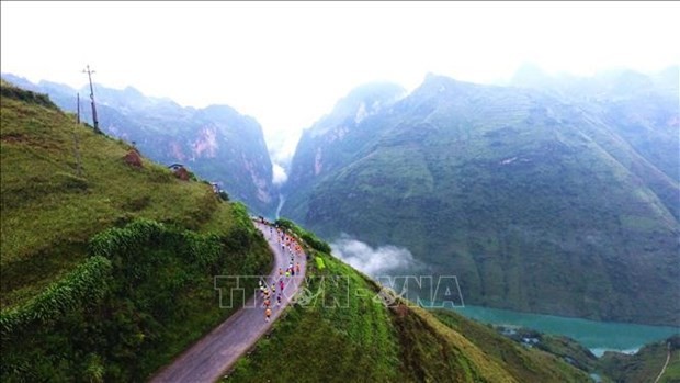 2,300 runners joined “Running on Happiness Route” international marathon in Ha Giang