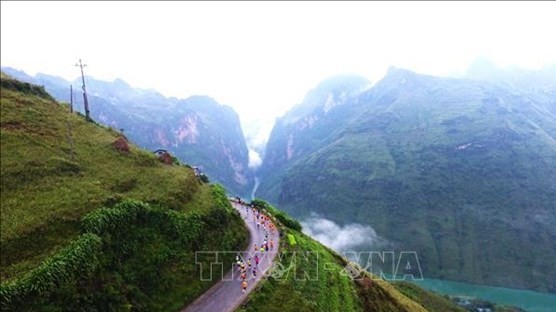 2,300 runners joined “Running on Happiness Route” international marathon in Ha Giang