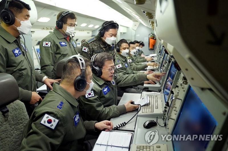 Tổng thống Hàn Quốc Moon Jae-in đã có mặt trên chiếc máy bay quân sự Peace Eye sáng 1/1 để kiểm tra khả năng sẵn sàng chiến đấu của quân đội nước này vào ngày đầu năm mới. (Nguồn: Yonhap)