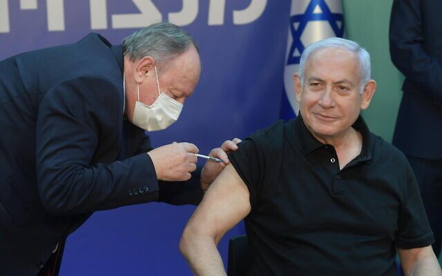 Thủ tướng Israel Benjamin Netanyahu nhận mũi tiêm vaccine phòng Covid-19 Pfizer-BioNTech thứ hai tại Trung tâm Y tế Sheba ở Ramat Gan vào ngày 9/1. (Nguồn: GPO)