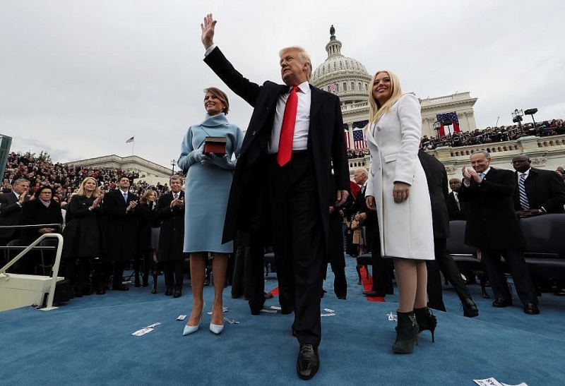 Ông Donald Trump vẫy tay chào đám đông trước khi phát biểu nhậm chức năm 2017. (Nguồn: Reuters)