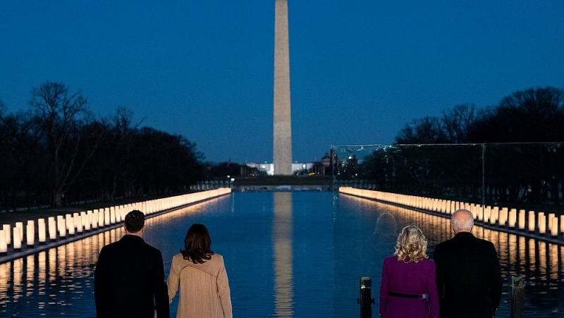 Khoảng 400 ngọn đèn đã được thắp sáng dọc theo Hồ phản chiếu để tưởng nhớ những người đã khuất. (Nguồn: AFP)