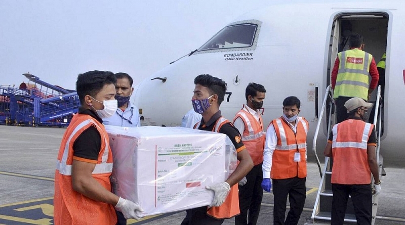 Các công nhân bốc dỡ lô hàng vắc xin Covishield đầu tiên trên máy bay, được gửi từ Viện Huyết thanh của Ấn Độ. (PTI)