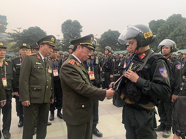 Thứ trưởng Bùi Văn Nam kiểm tra việc triển khai lực lượng, phương tiện, thiết bị bảo đảm an ninh trật tự Đại hội của Công an các đơn vị.