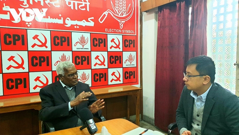 Tổng bí thư Đảng Cộng sản Ấn Độ trao đổi với phóng viên. (Nguồn: VOV)