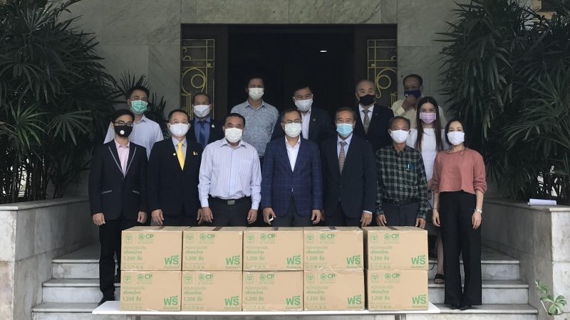 Đại sứ quán Việt Nam tại Thái Lan trao tặng khẩu trang y tế cho cộng đồng người Việt