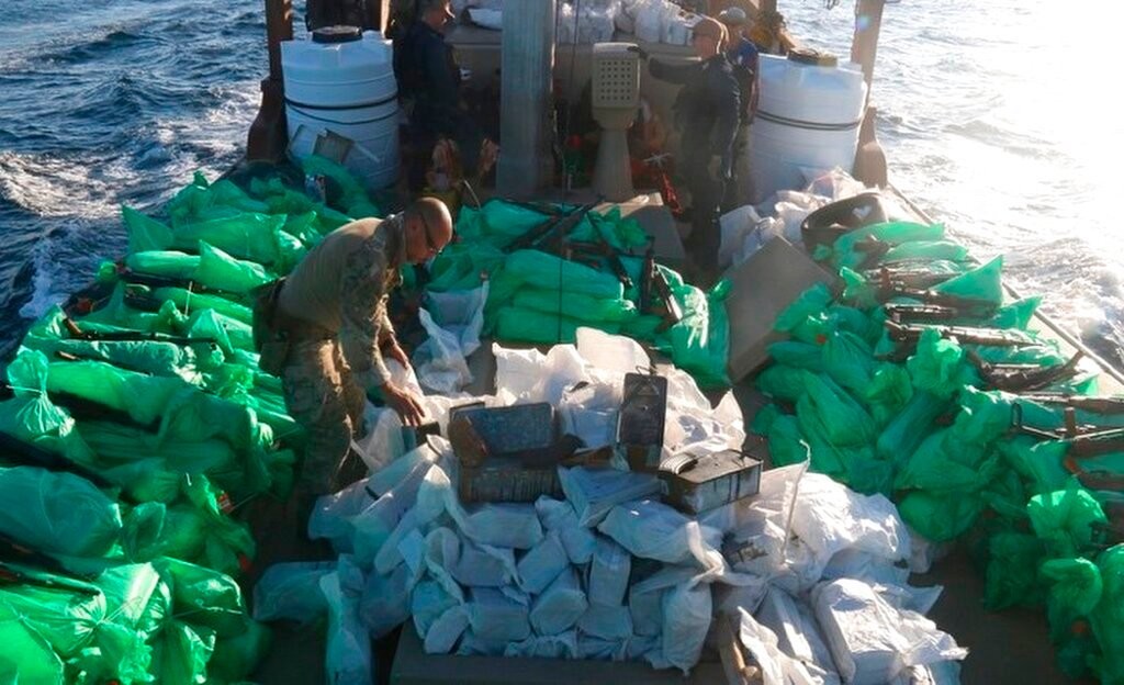 Hải quân Mỹ chặn tàu chở "chất chế tạo thuốc nổ" từ Iran