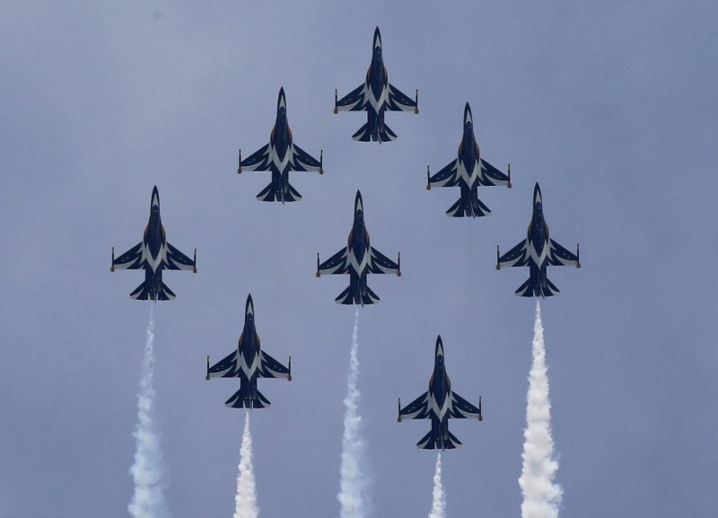 Những màn nhào lộn đẹp mắt ở Singapore Airshow 2016 nhung man nhao lon dep mat o singapore airshow 2016