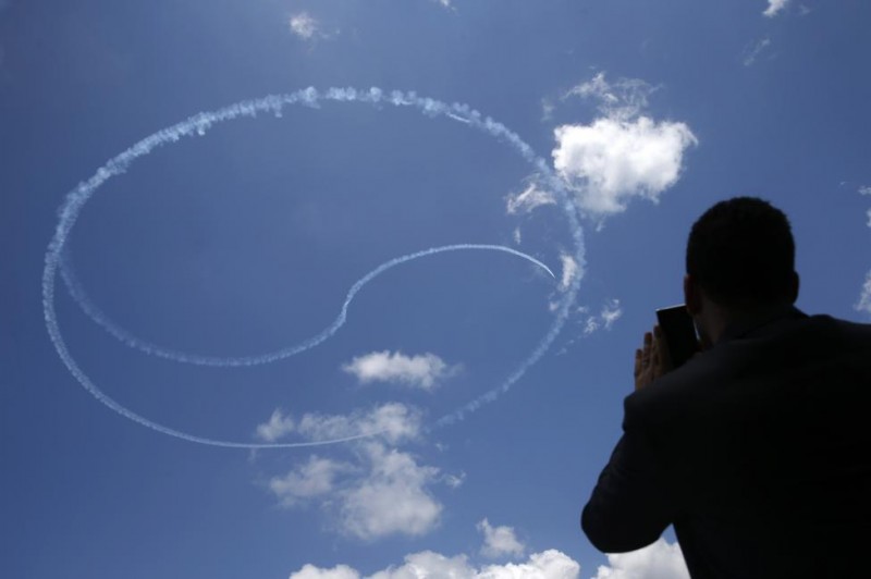Những màn nhào lộn đẹp mắt ở Singapore Airshow 2016 nhung man nhao lon dep mat o singapore airshow 2016