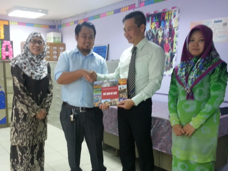 ĐSQ Việt Nam tại Brunei tặng sách cho thư viện quốc gia