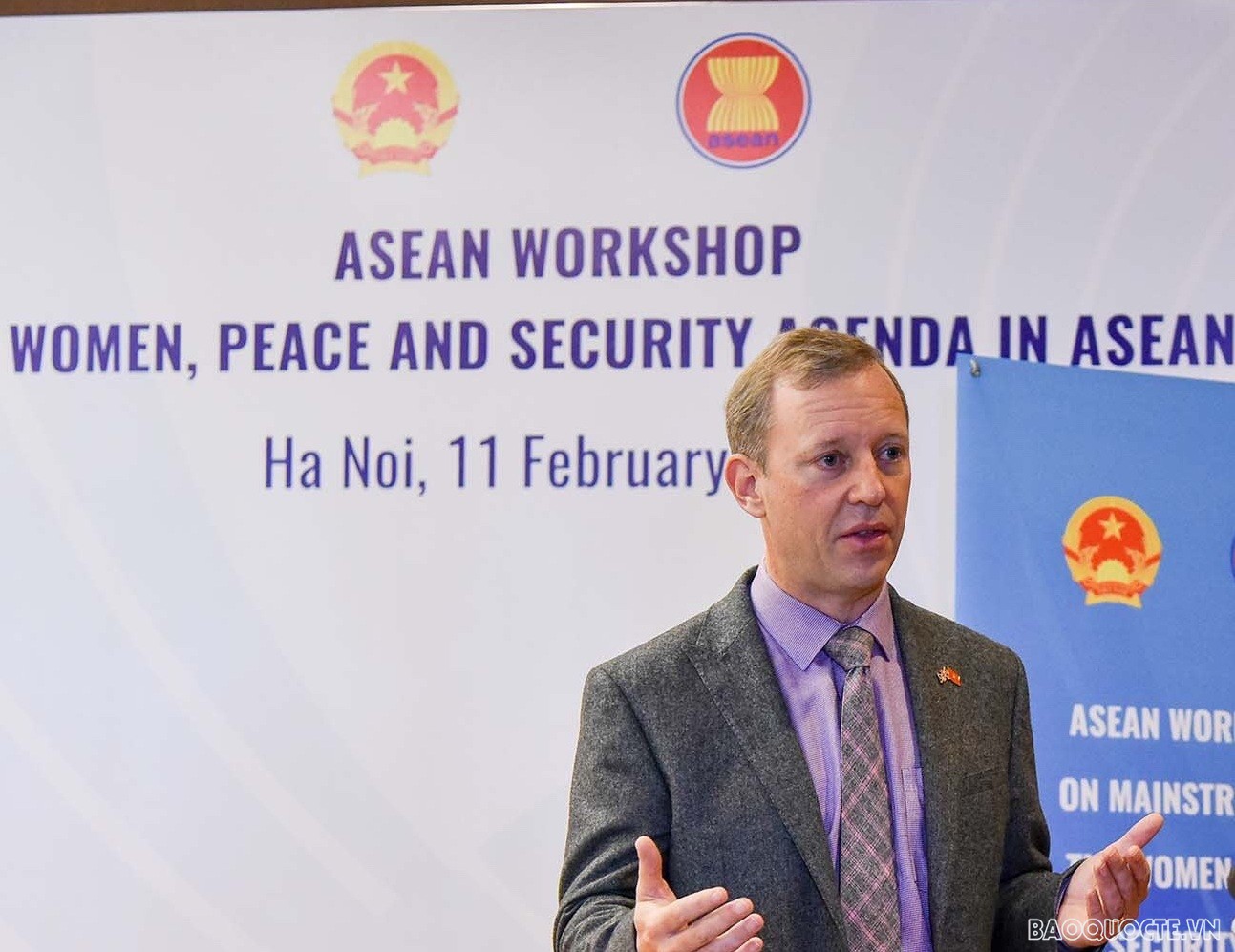 Đại sứ Anh tại Việt Nam Gareth Ward trả lời phỏng vấn bên lề Hội thảo ASEAN về lồng ghép Nghị sự Phụ nữ, Hòa bình và An ninh vào các trụ cột Cộng đồng ASEAN ngày 11/2. (Ảnh: Nguyễn Hồng)