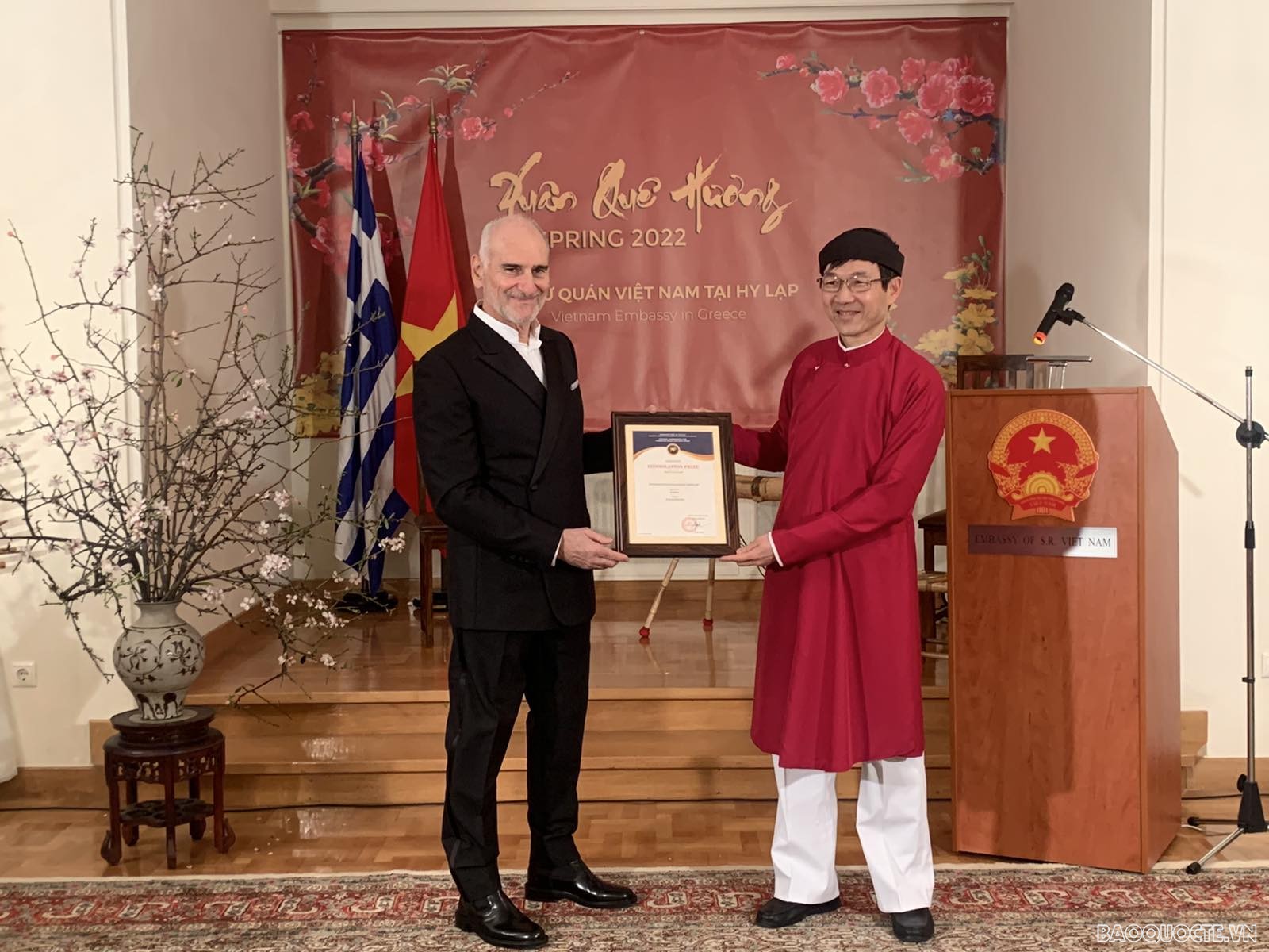 Đại sứ Lê Hồng Trường trao Giải Khuyến khích cho tác phẩm Sách ảnh Việt Nam của nhiếp ảnh gia người Hy Lạp Fokion Zissiadis.