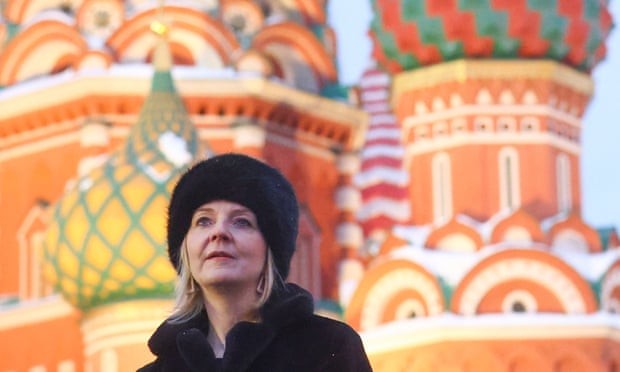 Ngoại trưởng Liz Truss trong chiếc áo khoác lông tại Quảng trường Đỏ ở thủ đô Moscow. (Nguồn: Số 10 Phố Downing)