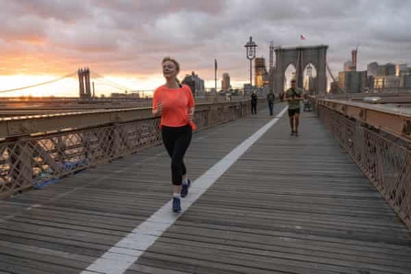 Ngoại trưởng Anh chạy bộ buổi sáng ở cầu Brooklyn hồi tháng 9/2021.