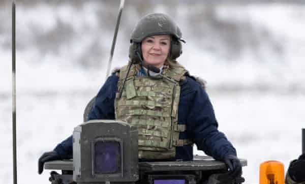 Bà Truss cưỡi xe tăng trong chuyến thăm quân đội Anh đang triển khai tới Estonia vào tháng 11/2021.