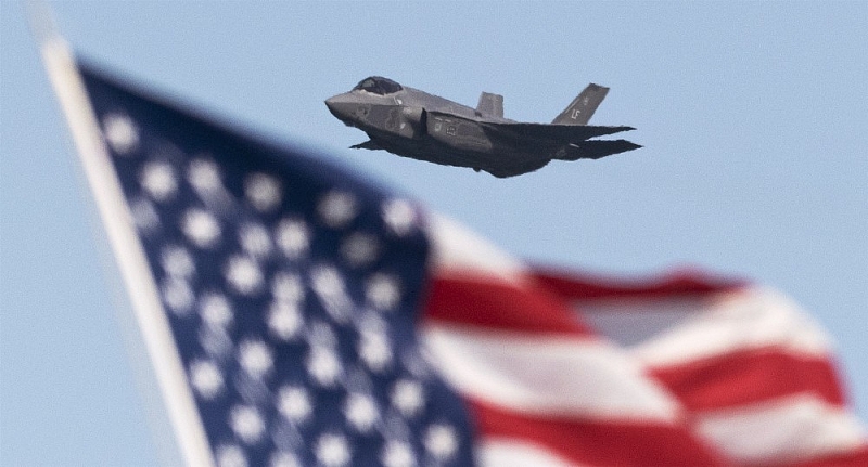 Máy bay chiến đấu tàng hình Lockheed Martin F-35 Lightning của Không quân Hoa Kỳ bay qua Vịnh San Francisco. (Nguồn: AP)