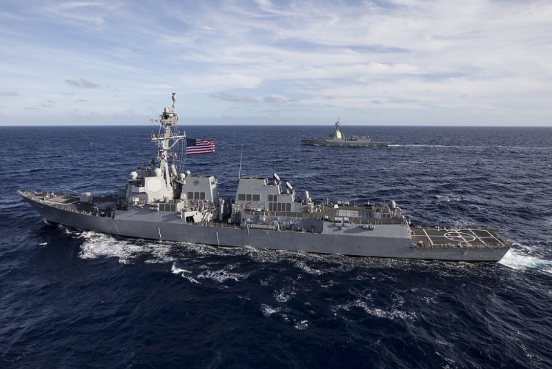 Tàu khu trục trang bị tên lửa dẫn đường. (Nguồn: US Navy)USS John Finn (DDG-113) của Mỹ đi qua Eo biển Đài Loan