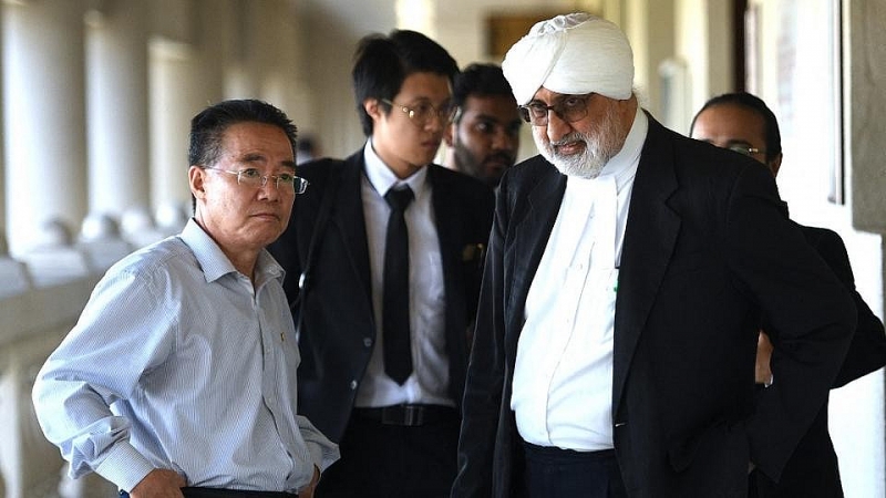 Luật sư Jagjit Singh (phải), luật sư bào chữa cho doanh nhân Triều Tiên Mun Chol-myong, nói chuyện với cố vấn Kim Yu-song của Đại sứ quán Triều Tiên tại Malaysia. (Nguồn: EPA)