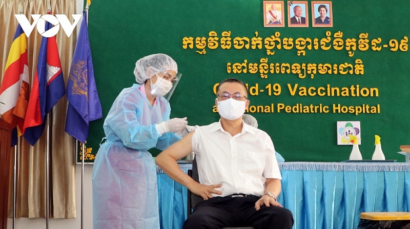 Đại sứ Vũ Quang Minh là người đầu tiên của đoàn Việt Nam tiêm Vaccine AstraZeneca. (Nguồn: VOV)