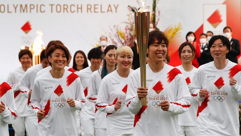 Các thành viên trong đội tuyển từng vô địch giải World Cup bóng đá nữ năm 2011 là những vận động viên chạy tiếp sức đầu tiên trong cuộc rước đuốc Olympic Tokyo 2020. (Nguồn: AFP)