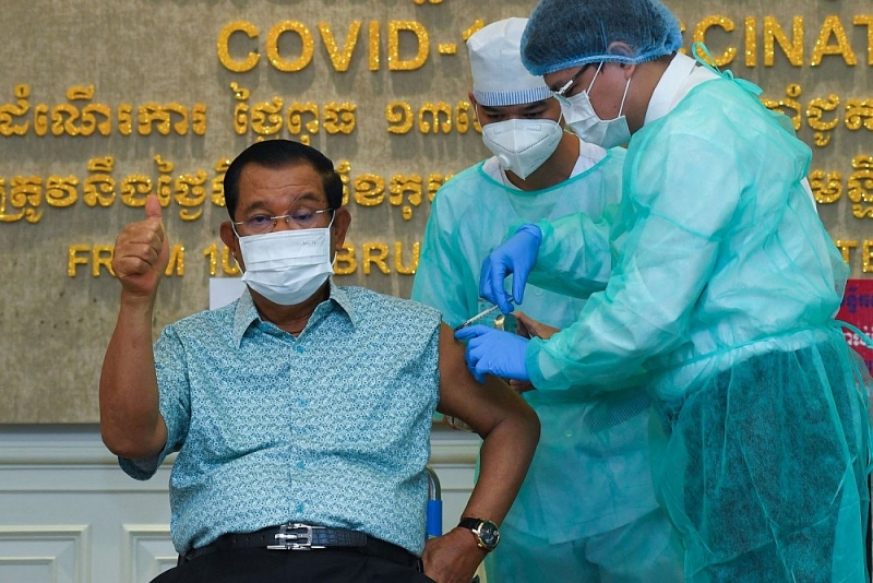Thủ tướng Campuchia Hun Sen tiêm vaccine Covid-19. (Nguồn: AFP)