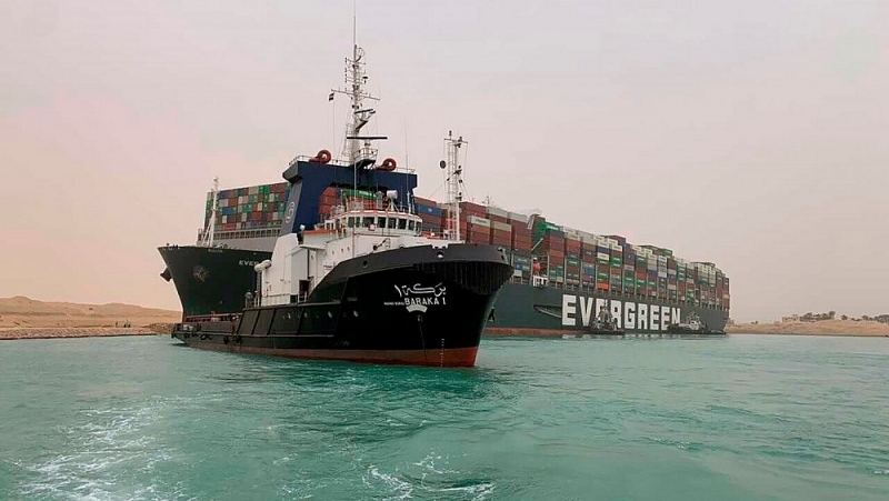 Tàu container Ever Given dài 400m, nặng 224.000 tấn, mắc kẹt ở kênh Suez từ sáng 23/3 (Nguồn: Aljazeera)