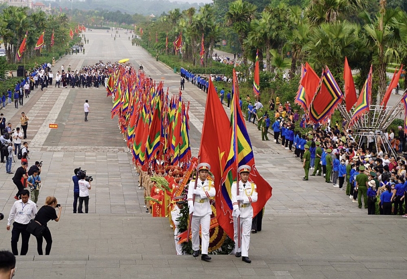 Đúng 7h, đoàn dâng hương di chuyển lên Đền Thượng. (Nguồn: Dân Trí)