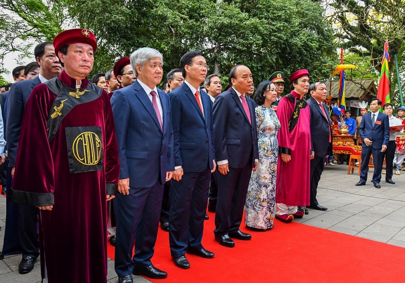 Chủ tịch nước Nguyễn Xuân Phúc cùng các lãnh đạo Đảng, Nhà nước, Bộ, ngành, địa phương đã dâng hương tưởng niệm các Vua Hùng tại Đền Thượng. (Nguồn: Dân Trí)