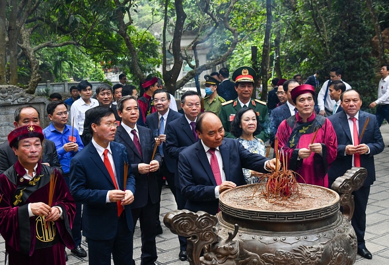 Chủ tịch nước Nguyễn Xuân Phúc và các lãnh đạo Đảng, Nhà nước dâng hương tại điện Kính Thiên (Đền Thượng). (Nguồn: Dân Trí)