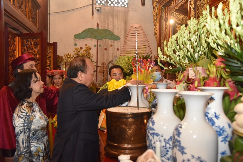 Chủ tịch nước Nguyễn Xuân Phúc, các lãnh đạo Đảng, Nhà nước vào thượng cung dâng hương, hoa, lễ vật tưởng niệm các Vua Hùng. (Nguồn: Dân Trí)