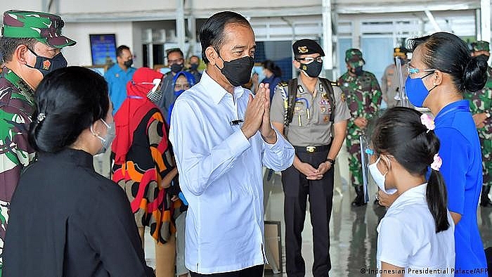 Tổng thống Indonesia Joko Widodo gặp gỡ thân nhân thủy thủ tàu ngầm KRI Nanggala 402. (Nguồn: AFP)