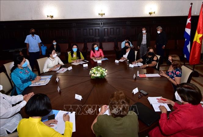 Lãnh đạo Quốc hội Cuba làm việc với Chủ tịch Hội Liên hiệp Phụ nữ Việt Nam Hà Thị Nga và các đại biểu. (Nguồn: TTXVN)