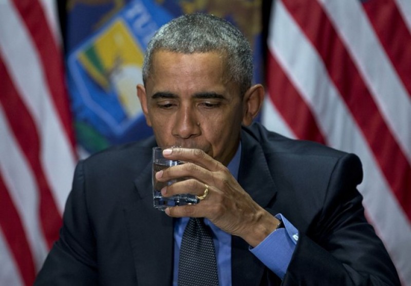 Tổng thống Mỹ uống nước tại vùng nhiễm chì để trấn an dân