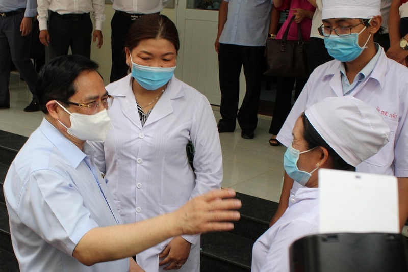 Thủ tướng Phạm Minh Chính thăm hỏi các y, bác sĩ túc trực tại địa điểm tiếp xúc cử tri ở quận Cái Răng (TP Cần Thơ) chiều ngày 8/5. (Nguồn: Dân Trí)