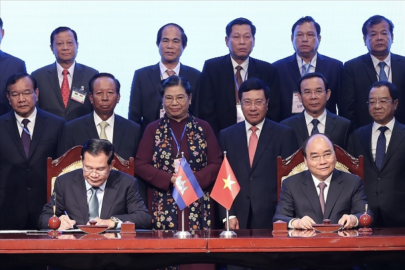 Thủ tướng Nguyễn Xuân Phúc và Thủ tướng Campuchia Hun Sen ký kết văn kiện pháp lý ghi nhận thành quả công tác phân giới cắm mốc biên giới trên đất liền giữa hai nước. (Nguồn: Lao động)