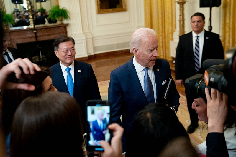 Tổng thống Mỹ Joe Biden và người đồng cấp Hàn Quốc Moon Jae-in sau cuộc họp báo tại Nhà Trắng ngày 21/5. (Nguồn: Bloomberg)